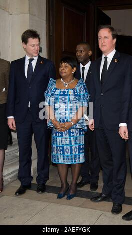 Doreen Lawrence mit Nick Clegg und Premierminister David Cameron am 20. Jahrestag gedenken an den Mord an ihrem Sohn Stephen Lawrence. Stockfoto