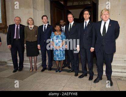 Doreen Lawrence mit hochrangigen Politiker auf das 20-jährige Gedenken an den Tod von Stephen Lawrence. nach rechts Damian Greene, Theresa May, Nick Clegg, Doreen Lawrence, Stuart Lawrence (hinter) David Cameron, Ed Miliband und Boris Johnson. Stockfoto