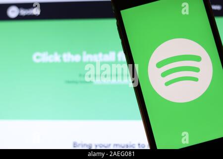 Los Angeles, Kalifornien, USA - 21. November 2019: Spotify Logo auf dem Bildschirm "Telefon" mit Symbol auf Laptop auf unscharfen Hintergrund, Illustrative Editorial. Stockfoto