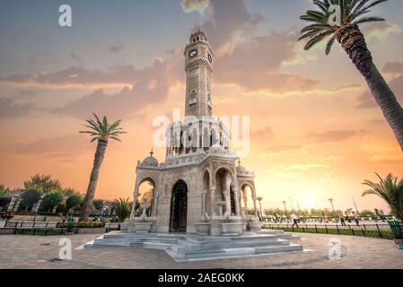 Izmir, Türkei - Konak Square street view mit alten Uhrturm (Saat Kulesi) bei Sonnenuntergang. Es wurde 1901 erbaut und akzeptiert, wie das offizielle Symbol Stockfoto