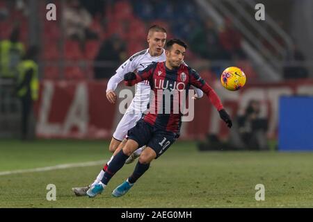 Nicola Sansone (Bologna) Andrea Conti (Mailand) während Erie der Italienischen eine "Übereinstimmung zwischen Bologna 2-3 Mailand für Renato Dall Ara Stadium am 08 Dezember, 2019 in Bologna, Italien. Credit: Maurizio Borsari/LBA/Alamy leben Nachrichten Stockfoto