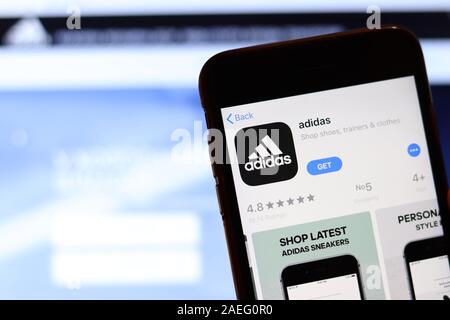 Los Angeles, Kalifornien, USA - 26. November 2019: Adidas App Symbol auf dem Telefondisplay mit Logo auf unscharfen Hintergrund, Illustrative Editorial. Stockfoto