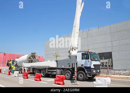 Lkw-montierte Betonpumpe auf der Baustelle Stockfoto