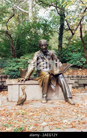 Statue von Hans Christian Andersen und das hässliche Entlein des Bildhauers Georg John Lober, Central Park, New York City, USA Stockfoto