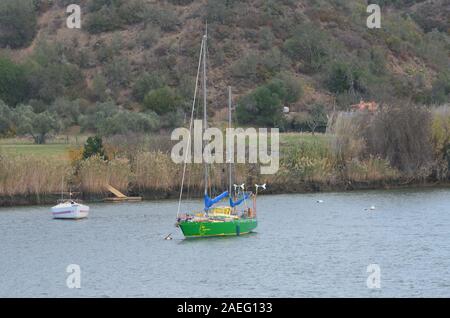 Segelboote in der unteren Fluss Guadiana, der die Grenze zwischen Portugal und Spanien serviert Stockfoto