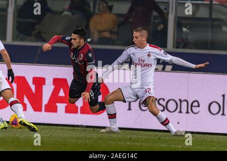 Nicola Sansone (Bologna) Andrea Conti (Mailand) während Erie der Italienischen eine "Übereinstimmung zwischen Bologna 2-3 Mailand für Renato Dall Ara Stadium am 08 Dezember, 2019 in Bologna, Italien. (Foto von Maurizio Borsari/LBA) Stockfoto