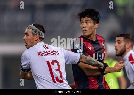 Takehiro Tomiyasu (Bologna) Alessio Romagnoli (Mailand) während Erie der Italienischen eine "Übereinstimmung zwischen Bologna 2-3 Mailand für Renato Dall Ara Stadium am 08 Dezember, 2019 in Bologna, Italien. (Foto von Maurizio Borsari/LBA) Stockfoto