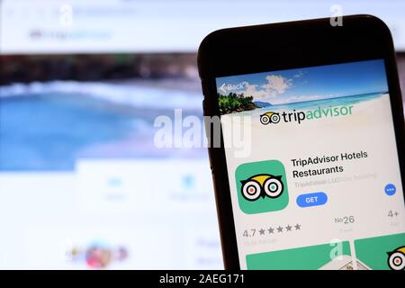 Los Angeles, Kalifornien, USA - 26. November 2019: TripAdvisor Symbol auf dem Telefondisplay mit Logo auf unscharfen Hintergrund, Illustrative Editorial. Stockfoto