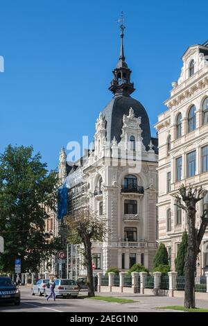 RIGA, LETTLAND - September 01, 2014: Riga Art Nouveau (Jugendstil), schönes Haus mit wetterhahn auf Revolver, Balkonen und Stuckverzierungen an der Stockfoto