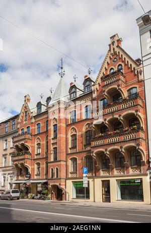 RIGA, LETTLAND - September 01, 2014: Riga Art Nouveau (Jugendstil), rote Backsteinhaus mit großen Balkonen und Wetterfahne auf Turm in den zentralen Bereich o Stockfoto