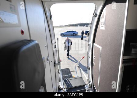 Premierminister Boris Johnson Boards sein Flugzeug, nach einem Besuch in einem Grimsby Fischmarkt, als geht er Norden nach Teesside für den nächsten Stop auf der allgemeinen Wahlkampagne Trail. Stockfoto
