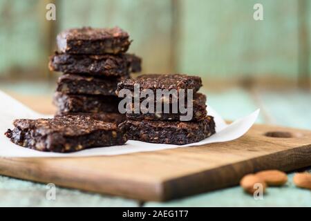 Vegane Spezialitäten. Stapel der hausgemachten vegan Brownies auf Holzbrett selektiven Fokus Stockfoto