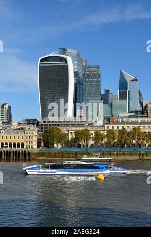 Stadt London und Custom House mit einem Thames Clippers Fluss-Bus im Vordergrund, London, Vereinigtes Königreich Stockfoto