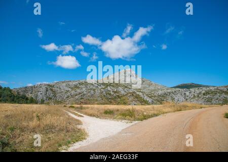 Straße und Pfad. Burgos de la Peña, Palencia Provinz Castilla Leon, Spanien. Stockfoto