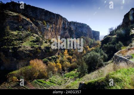 Ein Spaziergang durch die Schlucht des Rio Alhama von Alhama de Granada in Andalusien, Spanien Stockfoto