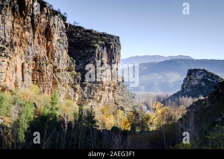 Ein Spaziergang durch die Schlucht des Rio Alhama von Alhama de Granada in Andalusien, Spanien Stockfoto