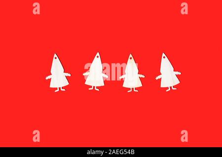 Holz- Weihnachten Elfen Zwerge hängend am roten Samt Papier Hintergrund Stockfoto