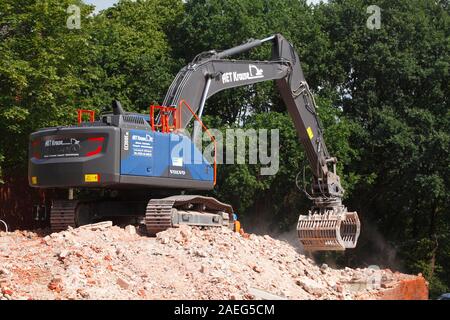 Abbruchbagger auf dem Schutt Haufen ein zerstörtes Haus, Bremen Deutschland, Europa Stockfoto