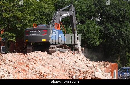 Abbruchbagger auf dem Schutt Haufen ein zerstörtes Haus, Bremen Deutschland, Europa Stockfoto