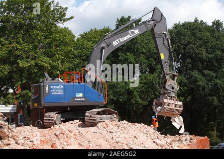 Abbruchbagger auf dem Schutt Haufen ein zerstörtes Haus, Bremen Deutschland, Europa Stockfoto