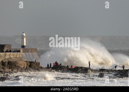 Sturm Atiyah zerschlägt die Porthcawl Küste. Stockfoto