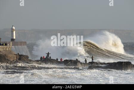 Sturm Atiyah zerschlägt die Porthcawl Küste. Stockfoto