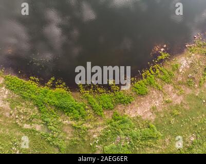 Drone schuss Antenne oben malerische Landschaft einen großen Fluss mit frischen grünen Baum und Strand Stockfoto