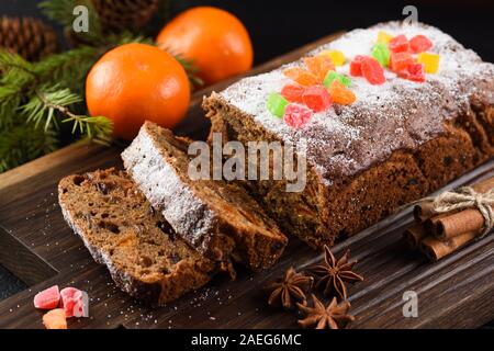 Frisch gebackene Früchte mit Rosinen, Trockenpflaumen und getrocknete Aprikosen mit kandierten Früchten auf Eiche dunkel Board closeup eingerichtet Stockfoto