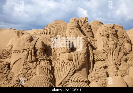 LAS PALMAS DE GRAN CANARIA, Spanien - 08 Dezember: Belen de Arena, Kruzifixe sind der Sand in den jährlichen Sand sculpure Anzeige von internationalen Gro gemacht Stockfoto