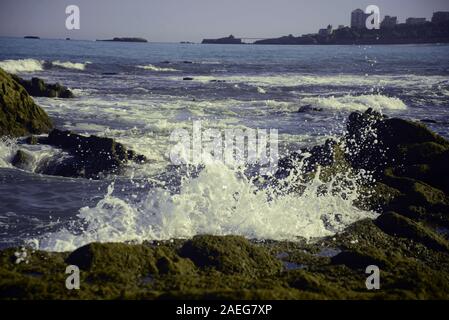 Wellen, die an der rauen Küste des Baskenlandes, pasakdek Stockfoto