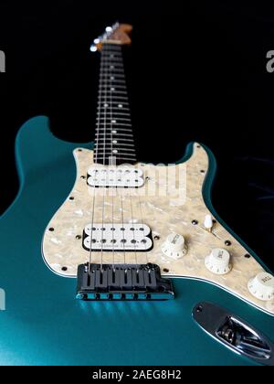 Hellblau E-Gitarre auf schwarzen Hintergrund aus der Sicht. Stockfoto
