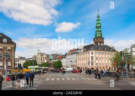 Hojbro Plads, Blick über die Brücke in Richtung Højbro Højbro Plads, einem beliebten Platz im Zentrum von Kopenhagen, Dänemark. Stockfoto