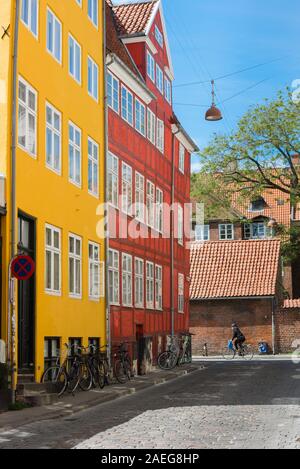 Kopenhagener Altstadt mit Blick auf eine bunte Straße mit Gebäuden mit Fachwerkhaus Fassaden der Altstadt lateinischen Viertel von Kopenhagen, Dänemark. Stockfoto