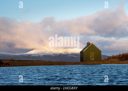 Kenmore, Schottland, Großbritannien. 9 Dez, 2019. Wee Ptarmigan Bothy, hoch in den Hügeln oberhalb von Kenmore und die aufgehende Sonne über eine Wolke Schiehallon. Credit: Antonio Brecht Grist/Alamy leben Nachrichten Stockfoto