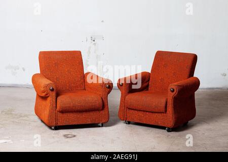 Minimales Loft-Innendesign. Studio, Kunstatelier mit zwei Sesseln aus den sechziger Jahren. Vintage-Möbel in der verlassenen Fabrik. Stockfoto