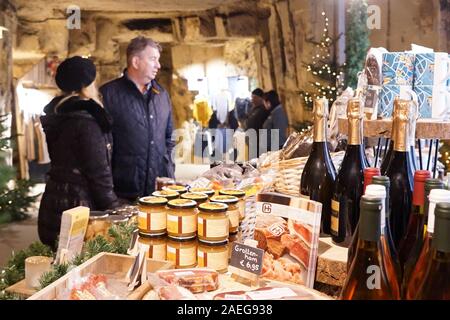 Valkenburg, Niederlande. 8 Dez, 2019. Menschen besuchen einen Merchandise Stand auf dem "Weihnachtsmarkt der kommunalen Höhle', ein unterirdischer Weihnachtsmarkt Valkenburg, Niederlande, am 8. Dezember, 2019. Der Weihnachtsmarkt städtische Höhle ist in den Mergel Korridore der kommunalen Höhle in Valkenburg im Südosten der Niederlande statt. Der Markt dauert von Nov. 15 bis Dez. 29 in diesem Jahr. Credit: Lin Liping/Xinhua/Alamy leben Nachrichten Stockfoto