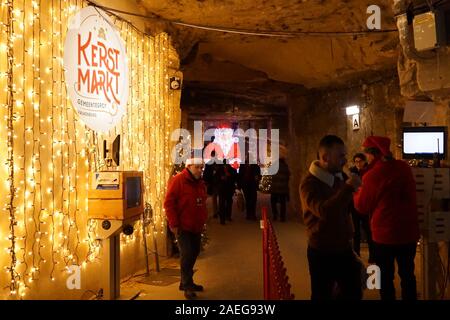 Valkenburg. 8 Dez, 2019. Foto auf Dez. 8, 2019 zeigt den Eingang des 'Weihnachtsmarkt städtische Höhle', ein unterirdischer Weihnachtsmarkt Valkenburg, Niederlande übernommen. Der Weihnachtsmarkt städtische Höhle ist in den Mergel Korridore der kommunalen Höhle in Valkenburg im Südosten der Niederlande statt. Der Markt dauert von Nov. 15 bis Dez. 29 in diesem Jahr. Credit: Lin Liping/Xinhua/Alamy leben Nachrichten Stockfoto
