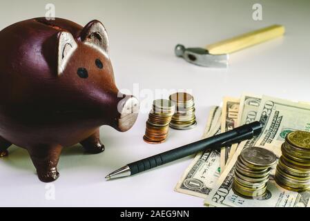 Sparschwein Haushalt Anfang des neuen Jahres mit-Scheine und Münzen zu berechnen Finanzkrise zu vermeiden. Stockfoto