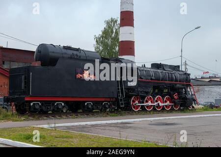 BOLOGOYE, Russland - August 8, 2019: Denkmal für die Dampflok L-3864 auf dem Vorplatz der Stadt installiert. Tver Gebiet, Russland Stockfoto