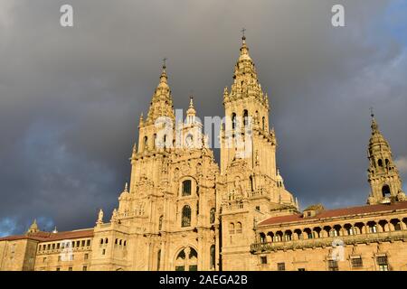 Dom mit Sonnenuntergang Licht an einem regnerischen Tag. Blick von der Praza do Obradoiro. Santiago de Compostela, Spanien. Stockfoto