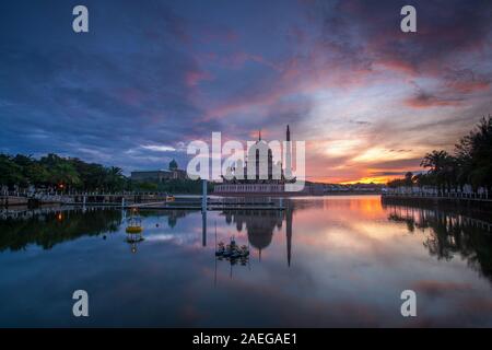 Putra Mosque, einem der kultigsten Moschee in Putrajaya Stockfoto