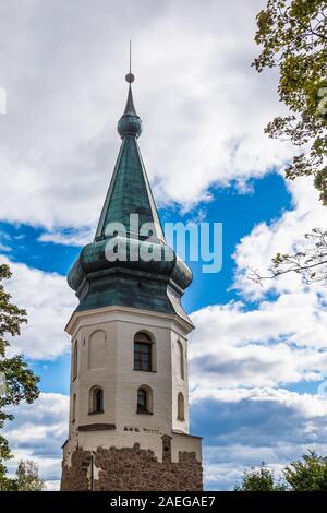 Das Rathaus Turm auf dem Hintergrund der bewölkter Himmel, Vyborg, Leningrad Oblast, Russland Stockfoto