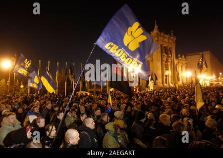 Die ukrainer Sammeln außerhalb des Präsidialbüros Gebäude während der Warnung protestieren. Aktivisten für einen Protest zu sammeln, da sie befürchten, dass der Präsident der Ukraine Volodymyr Zelensky so Kreuz könnte genannte gesicherte Leitungen des russischen Präsidenten Wladimir Putin in der Normandie vier Gipfel in Paris zu beschwichtigen, angeblich durch die Medien. Die Demonstranten die Nacht in der Nähe des Presidential Bürogebäude zu verbringen und für die Ergebnisse der Normandie format Gespräche am 9. Dezember warten. Ein Normandie Format Gipfel mit der Teilnahme von Verantwortlichen der Ukraine, Russland, Frankreich und Deutschland in Bezug auf den Konflikt im Osten U Stockfoto