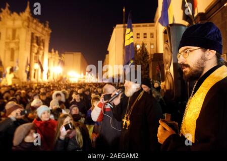 Die ukrainer Sammeln außerhalb des Präsidialbüros Gebäude während der Warnung protestieren. Aktivisten für einen Protest zu sammeln, da sie befürchten, dass der Präsident der Ukraine Volodymyr Zelensky so Kreuz könnte genannte gesicherte Leitungen des russischen Präsidenten Wladimir Putin in der Normandie vier Gipfel in Paris zu beschwichtigen, angeblich durch die Medien. Die Demonstranten die Nacht in der Nähe des Presidential Bürogebäude zu verbringen und für die Ergebnisse der Normandie format Gespräche am 9. Dezember warten. Ein Normandie Format Gipfel mit der Teilnahme von Verantwortlichen der Ukraine, Russland, Frankreich und Deutschland in Bezug auf den Konflikt im Osten U Stockfoto