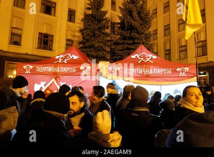 Ein Blick auf die installierte Aktivisten Zelte bei einer Warnmeldung Protest vor der Normandie Format Gipfeltreffen in Paris. Aktivisten für einen Protest zu sammeln, da sie befürchten, dass der Präsident der Ukraine Volodymyr Zelensky so Kreuz könnte genannte gesicherte Leitungen des russischen Präsidenten Wladimir Putin in der Normandie vier Gipfel in Paris zu beschwichtigen, angeblich durch die Medien. Die Demonstranten die Nacht in der Nähe des Presidential Bürogebäude zu verbringen und für die Ergebnisse der Normandie format Gespräche am 9. Dezember warten. Ein Normandie Format Gipfel mit der Teilnahme von Verantwortlichen der Ukraine, Russland, Frankreich und Deutschland Bezug Stockfoto