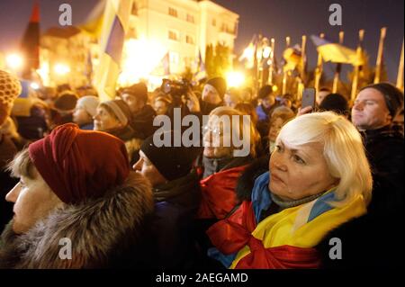 Die ukrainer Sammeln außerhalb des Präsidialbüros Gebäude während der Warnung protestieren. Aktivisten für einen Protest zu sammeln, da sie befürchten, dass der Präsident der Ukraine Volodymyr Zelensky so Kreuz könnte genannte gesicherte Leitungen des russischen Präsidenten Wladimir Putin in der Normandie vier Gipfel in Paris zu beschwichtigen, angeblich durch die Medien. Die Demonstranten die Nacht in der Nähe des Presidential Bürogebäude zu verbringen und für die Ergebnisse der Normandie format Gespräche am 9. Dezember warten. Ein Normandie Format Gipfel mit der Teilnahme von Verantwortlichen der Ukraine, Russland, Frankreich und Deutschland in Bezug auf den Konflikt im Osten U Stockfoto