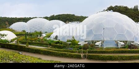 Das Eden Project ist eine beliebte Besucherattraktion mit Gärten, die in einem ehemaligen Steinbruch in riesigen Kuppeln gebaut wurden. Panoramafoto Stockfoto