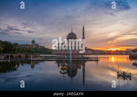 Putra Mosque, einem der kultigsten Moschee in Putrajaya Stockfoto