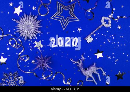 2020 auf blauem Hintergrund mit funkelt. Flach Stil. Stockfoto