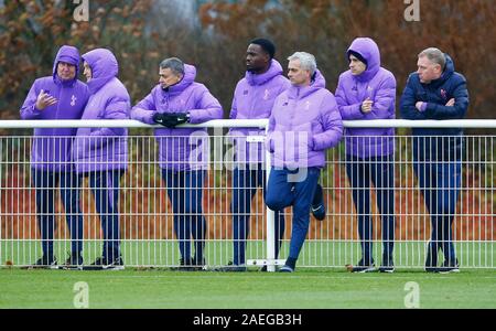 ENFIELD, England. Dezember 06: Taktische Analyst Ricardo Formo (3 Links), Tottenham Hotspur Manager Jose Mourinho (5 Links), Assistant Manager Jo'o Sacra Stockfoto